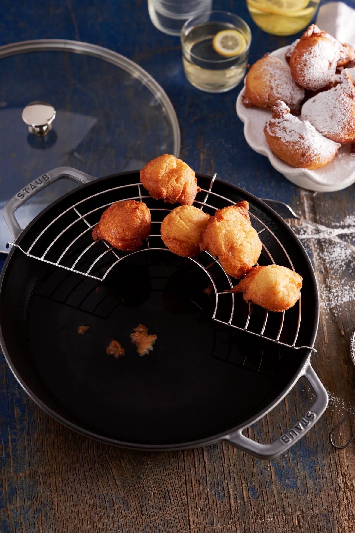 Frigideira wok staub 30cm com tampa de vidro – ferro fundido vermelho - Imagem 2