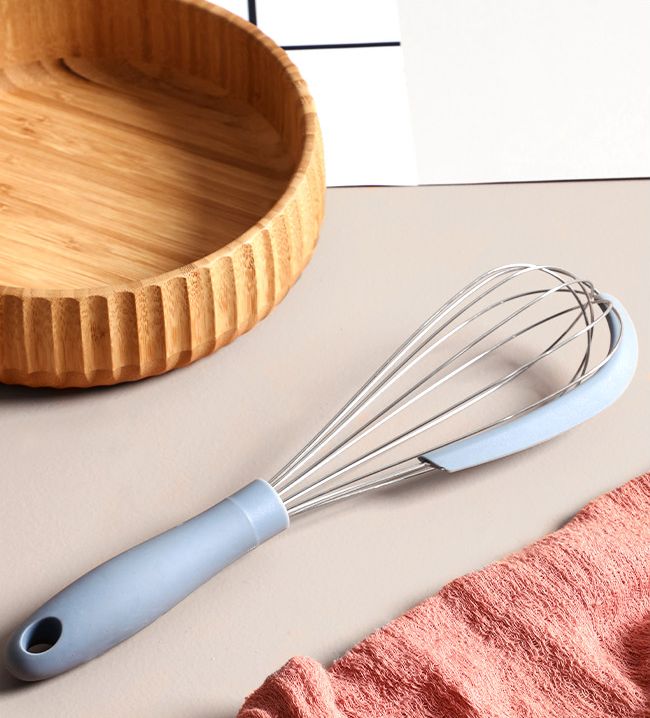 Batedor de ovos com raspador de silicone e metal azul